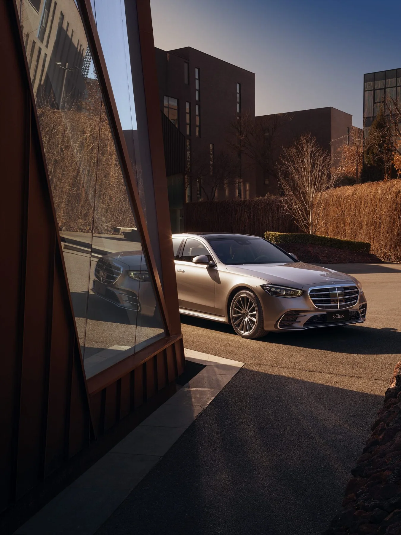 Luxury London city transfers chauffeur service providing executive car hire and private UK travel